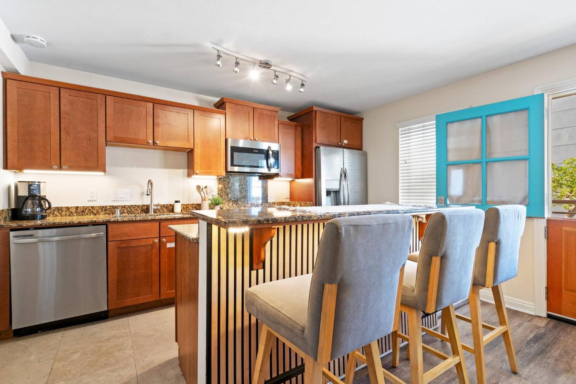 2 Bdrm + Parking In Heart Of Mission Beach! *