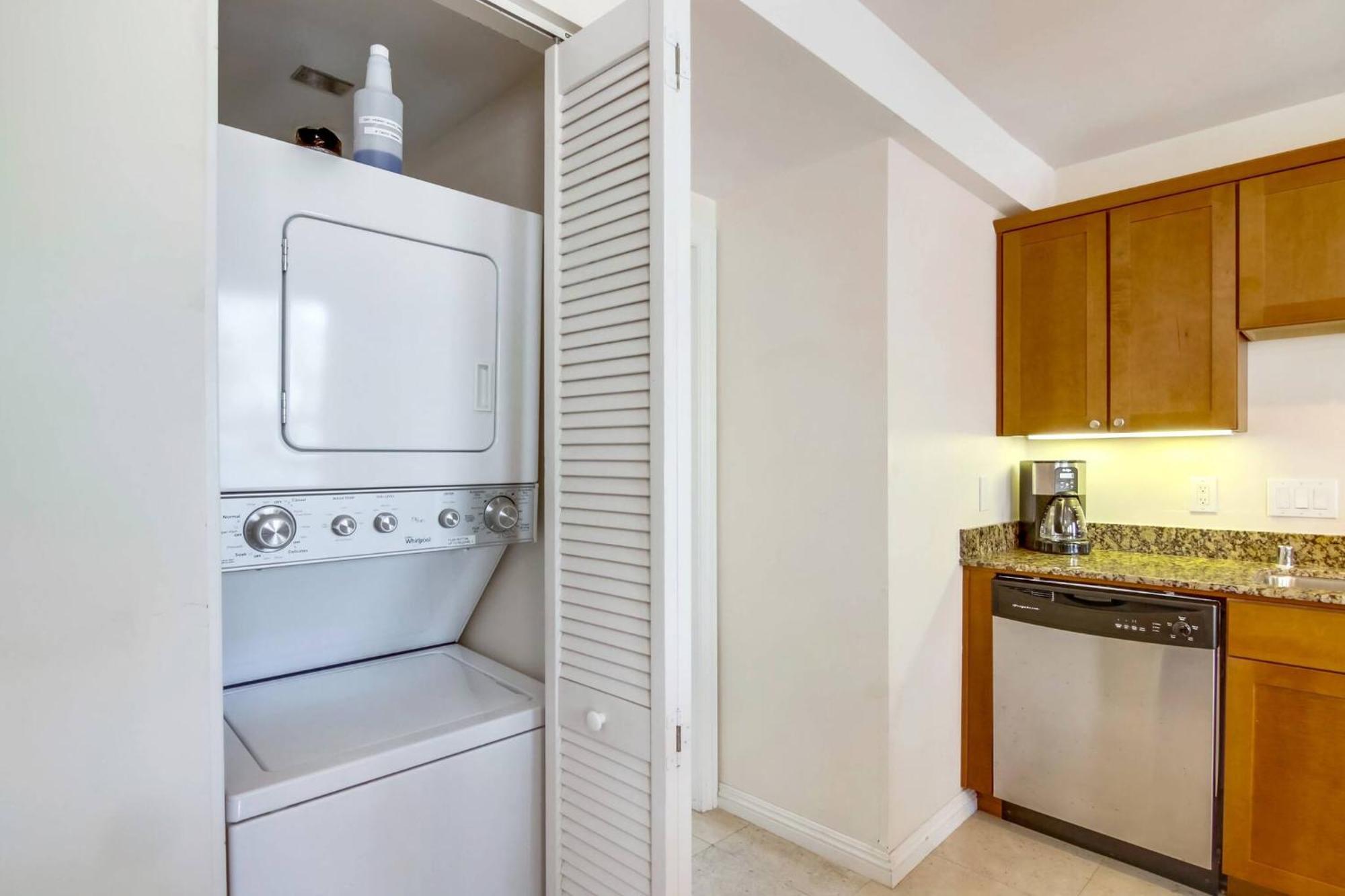 Apartment 2 Bdrm + Parking In Heart Of Mission Beach! *
