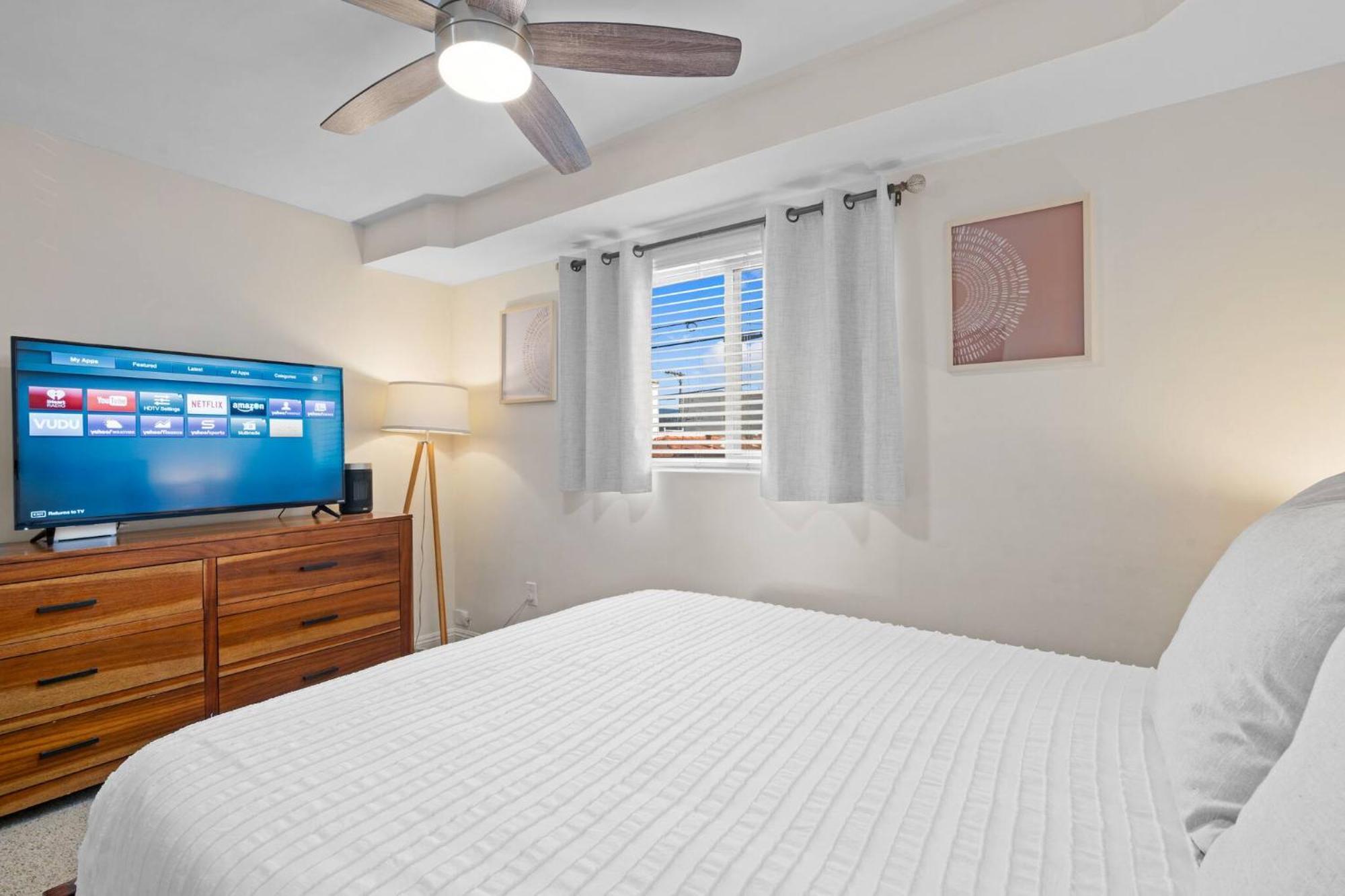 2 Bdrm + Parking In Heart Of Mission Beach! Apartment